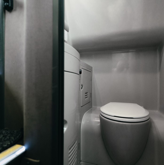 WC v autobusu pro dálkovou dopravu